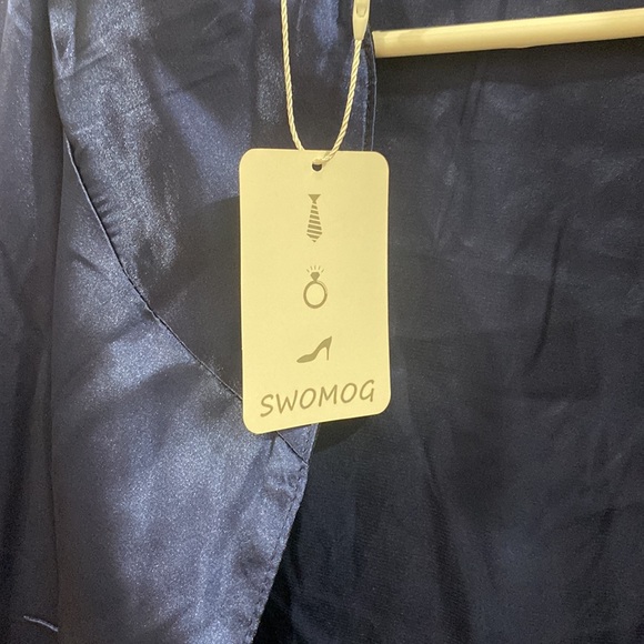 Men’s Robe size Medium *comes with matching shorts *not pictured* - Picture 2 of 3